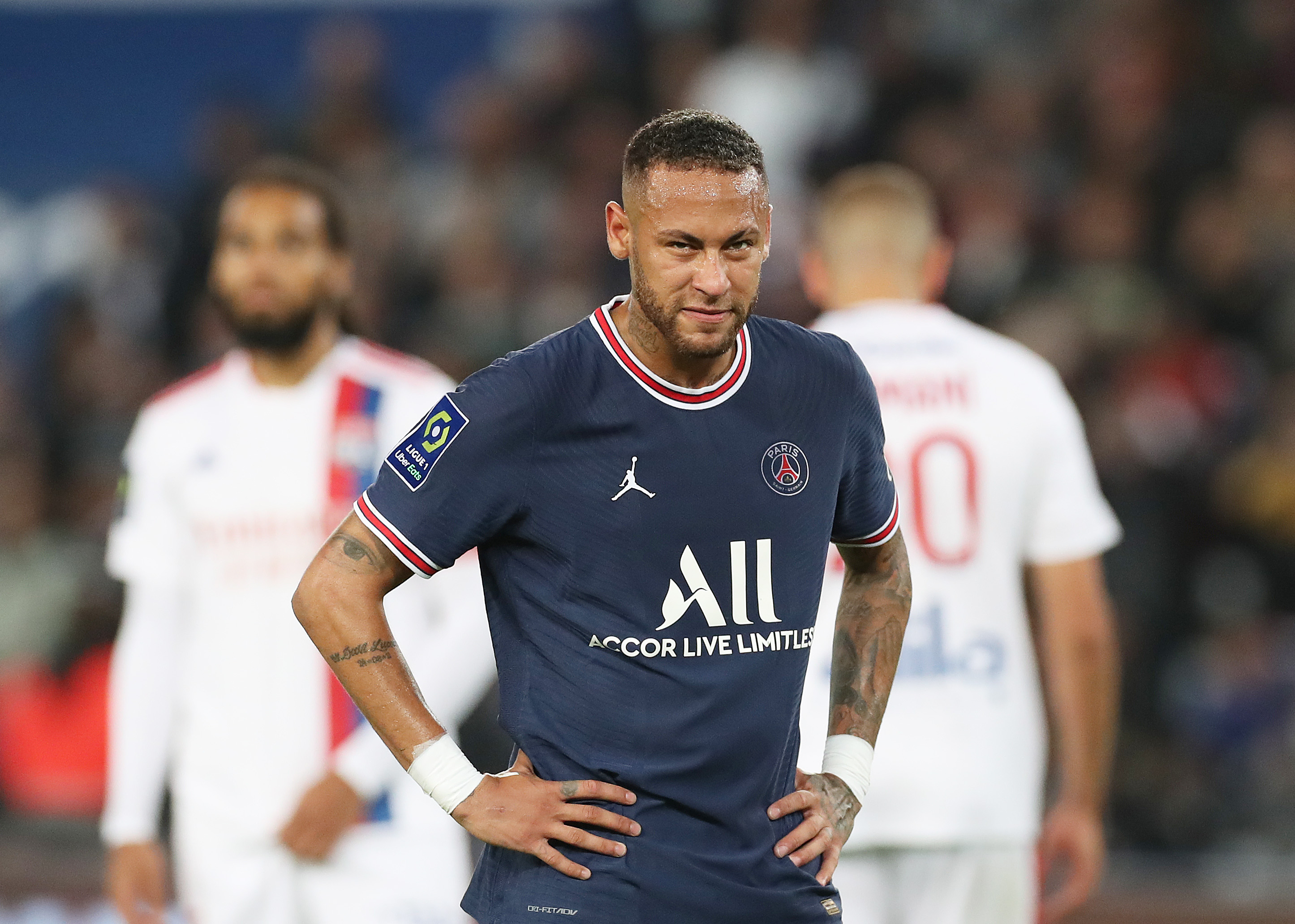 关于热刺险胜那不勒斯，梅西梅开二度法甲的信息